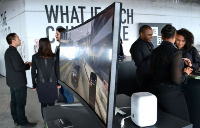 monitor-curvo-de-acer-en-convencion