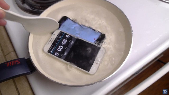Samsung Galaxy S6 y iPhone 6 en agua hirviendo