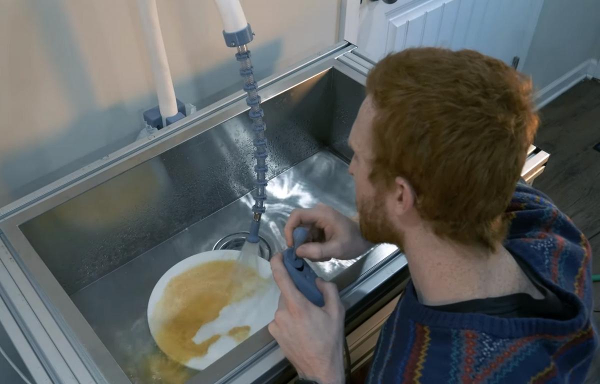 ¡Increíble! Fregadero robótico es diseñado por un estudiante, mira lo qué puede hacer