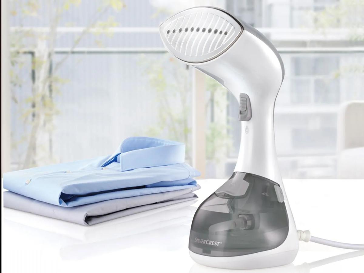 Dile adión a las arrugas con esta plancha vertical de Lidl, una opción perfecta rápida y económica